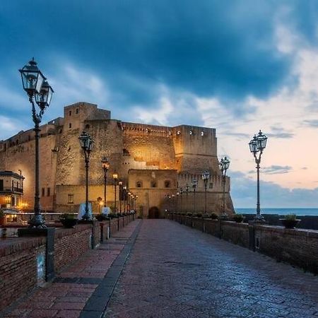 Vesuvius Suite - Elegante Appartamento In Centro Napoli Bagian luar foto