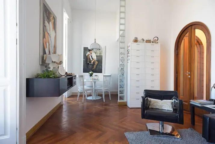 Vesuvius Suite - Elegante Appartamento In Centro Napoli Bagian luar foto