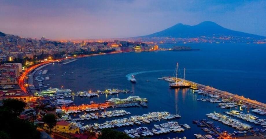Vesuvius Suite - Elegante Appartamento In Centro Napoli Bagian luar foto